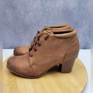 Clarks Brown‎ Tan better Leather Sashlin Sue Ankle Lace Up Booties Size 9.5M